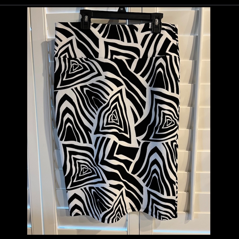 LuLaRoe women's pull-on skirt. SZ M. Comfortable material. Excellent condition.